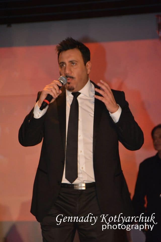 Michael Foroutan, CEO of Unici Casa, announces the fashion show. Photo courtesy of Gennadiy Kotyarchuk Photography