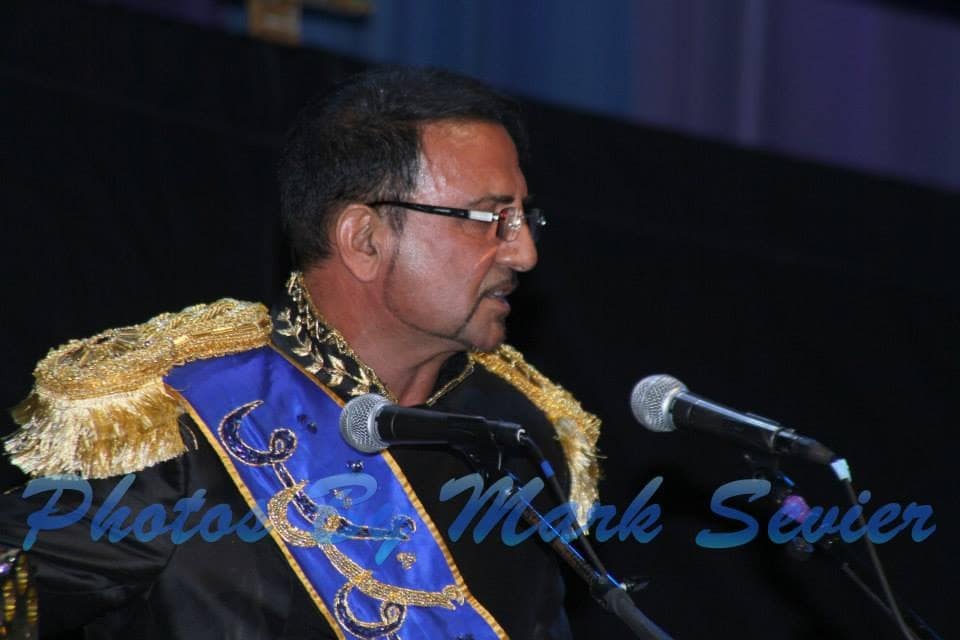Acclaimed artist Davood Roostaei gives a moving acceptance speech. Photo courtesy of Mark Sevier Photography.